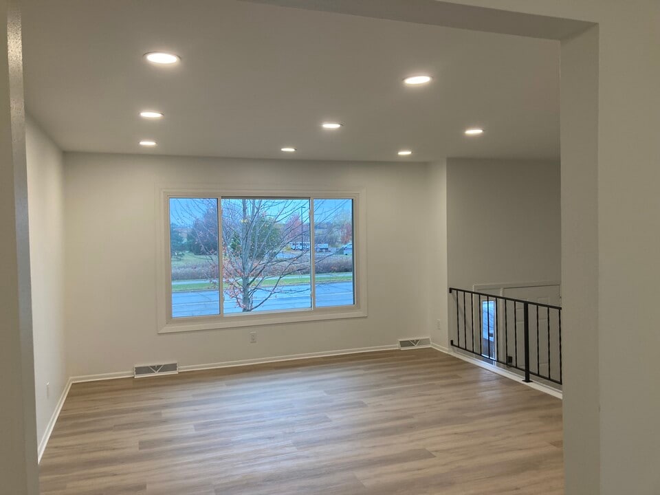 431 N Thompson Rd in Sun Prairie, WI - Building Photo