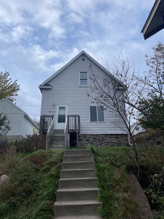 817-1/2 W 3rd St in Duluth, MN - Building Photo