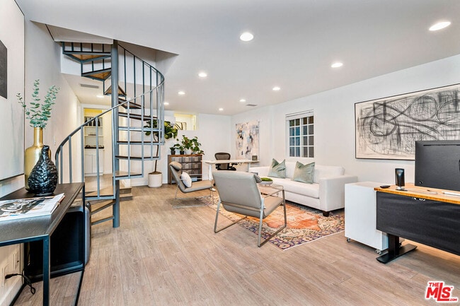 property at 717 Huntley Dr