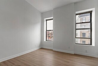 411 Manhattan Ave in New York, NY - Foto de edificio - Building Photo