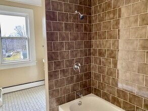 70 Skinner St-Unit -3rd floor in East Hampton, CT - Building Photo - Building Photo