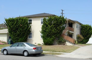 270-276 Estrella St in Ventura, CA - Building Photo