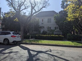 451 N Oakhurst Dr in Beverly Hills, CA - Building Photo