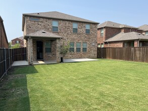 2019 Tawakoni Dr in Irving, TX - Foto de edificio - Building Photo