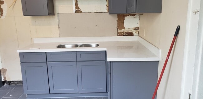 property at 922 N Roman St