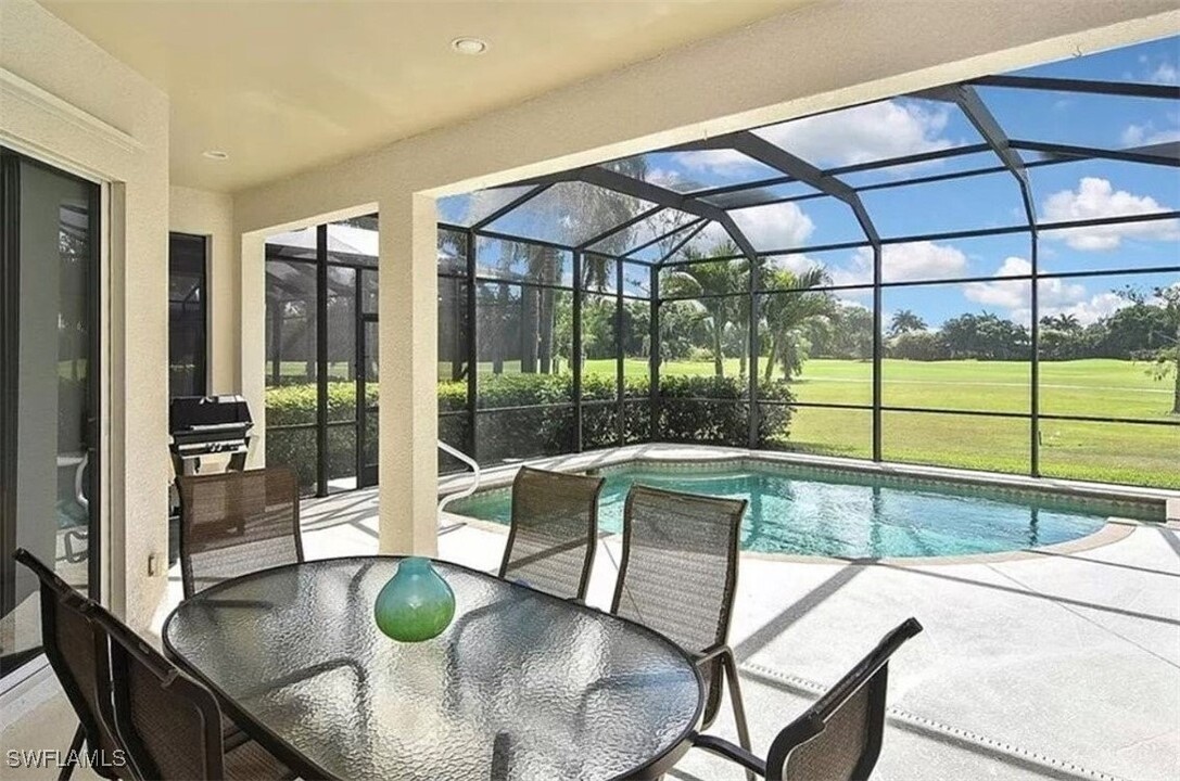 6044 Dogleg Dr in Naples, FL - Foto de edificio