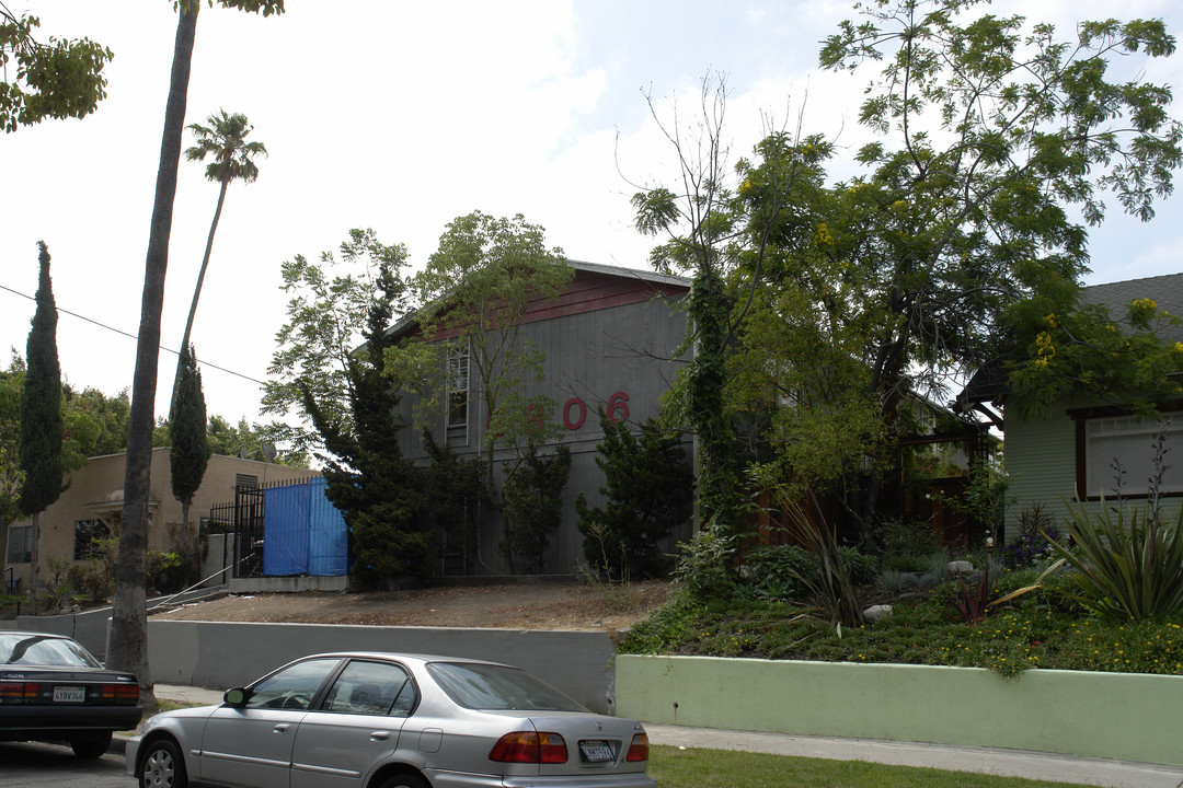 5806 Camerford Ave in Los Angeles, CA - Foto de edificio