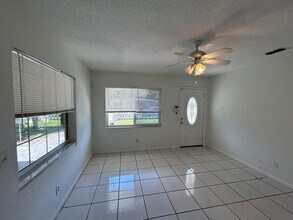 4653 23rd Ave S in St. Petersburg, FL - Foto de edificio - Building Photo