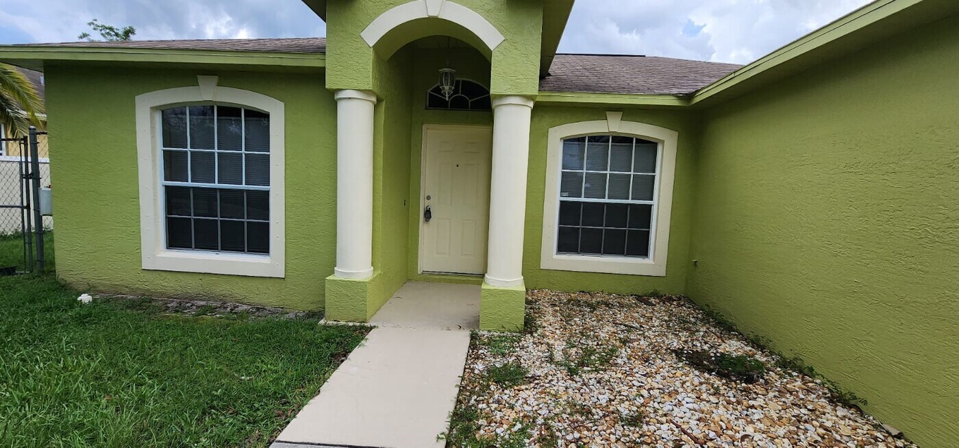 6122 NW E Deville Cir in Port St. Lucie, FL - Building Photo