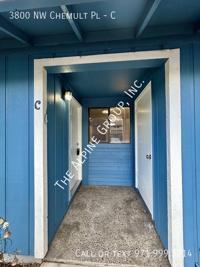 3800 NW Chemult Pl in Portland, OR - Building Photo - Building Photo
