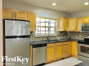 11075 NW 27th Pl in Sunrise, FL - Building Photo - Building Photo