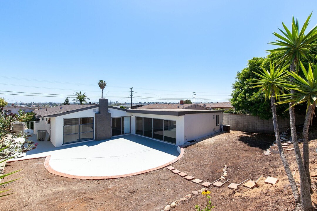 2502 Cowley Way in San Diego, CA - Building Photo