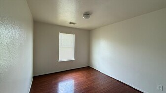 3114 Junction Dr in Houston, TX - Building Photo