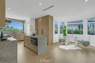 430 W Kenneth Rd in Glendale, CA - Building Photo - Building Photo