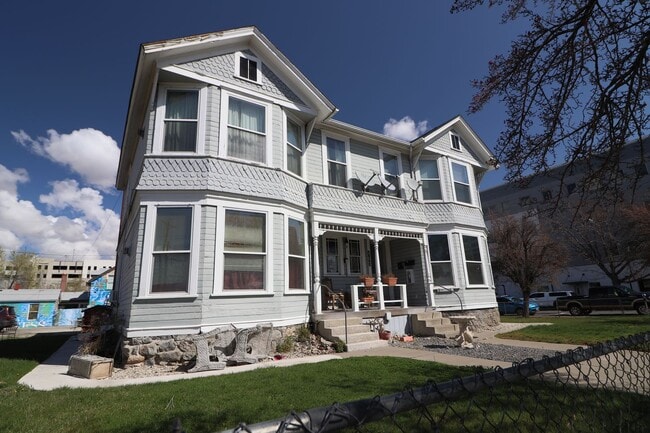 property at 405-407 W 5th St