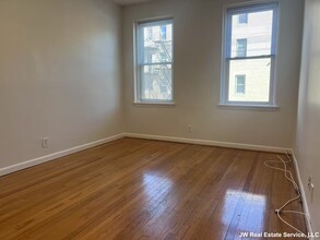 1423 Commonwealth Ave, Unit 202 in Boston, MA - Building Photo - Building Photo