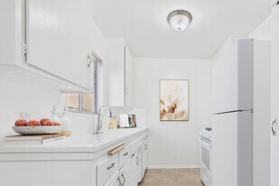 6743 Whitsett Avenue in North Hollywood, CA - Building Photo