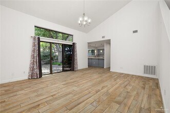 113 W Tearose Ave in McAllen, TX - Building Photo - Building Photo