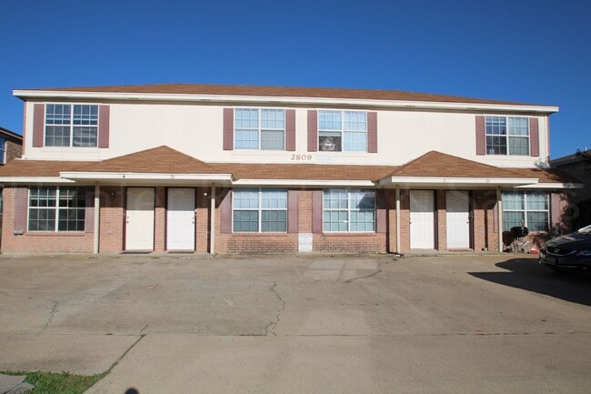 property at 2809 Leroy Cir