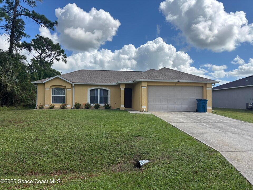 117 Hillock Ave NW in Palm Bay, FL - Building Photo