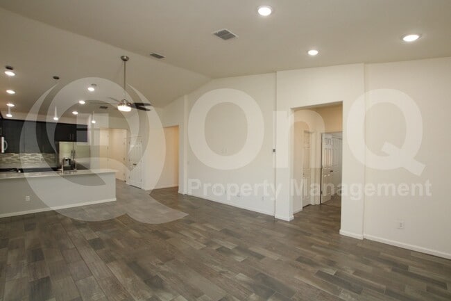 5420 W Desert Hollow Dr in Phoenix, AZ - Building Photo - Building Photo