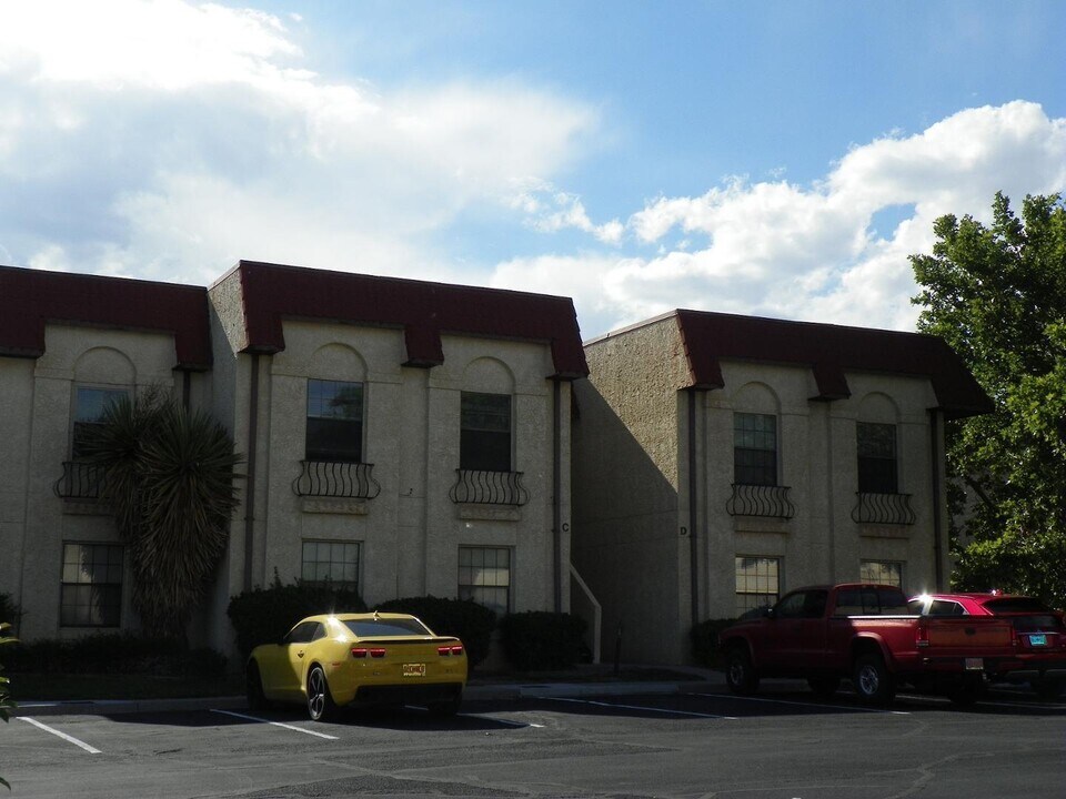 811 Country Club Dr SE in Rio Rancho, NM - Building Photo