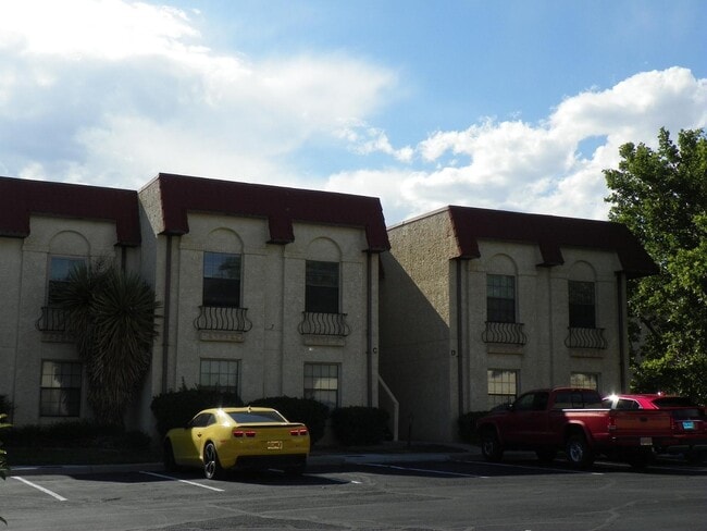 property at 811 Country Club Dr SE