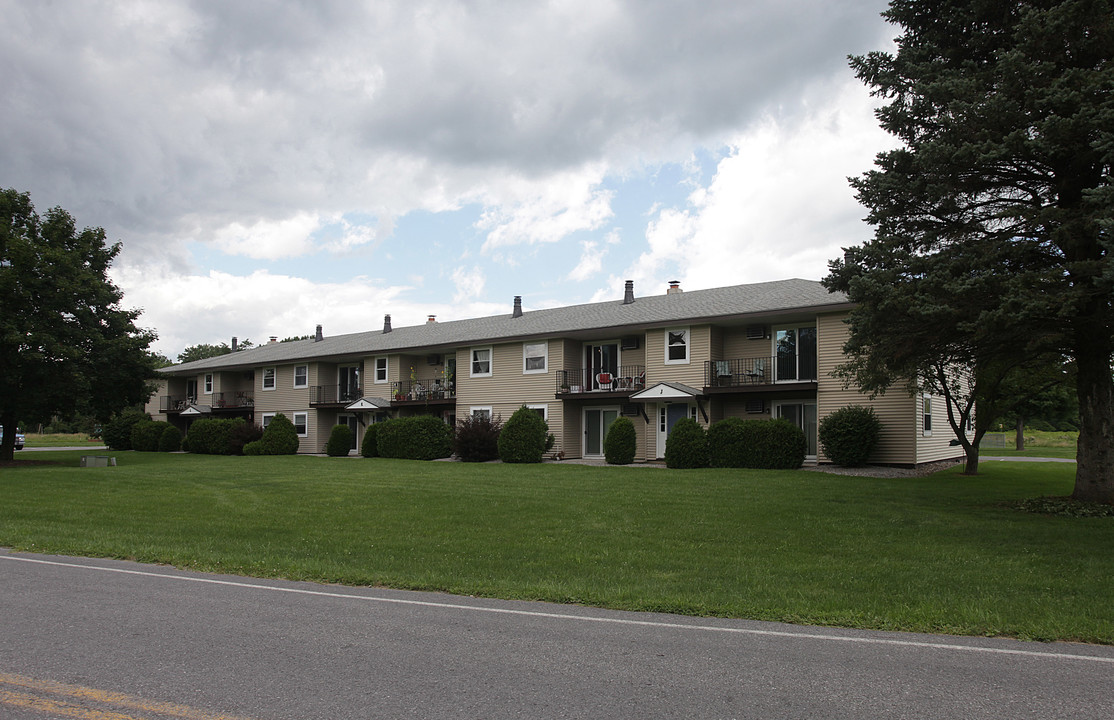 New Carriage House Apartments in Clinton, NY - Foto de edificio