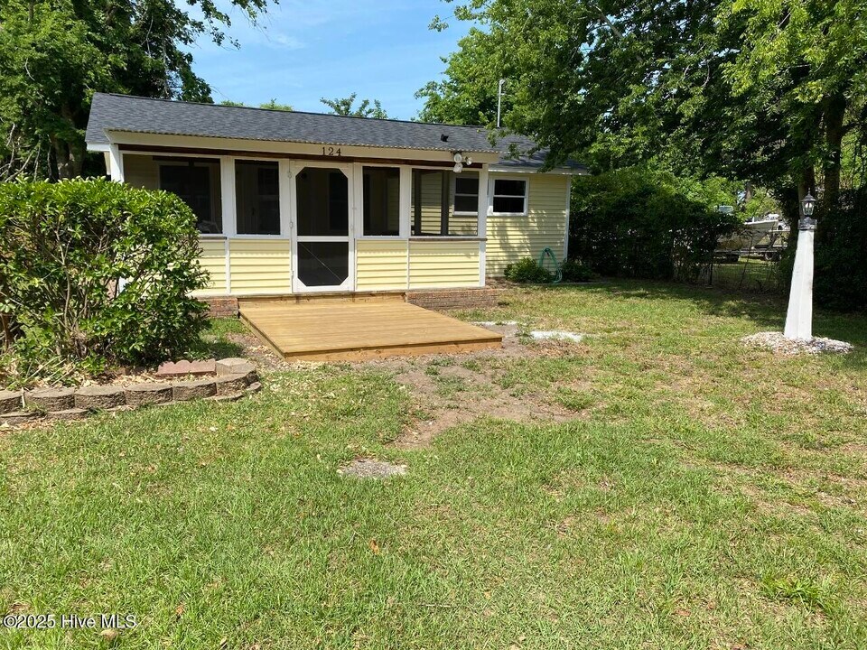 124 Hill St in Cedar Point, NC - Building Photo