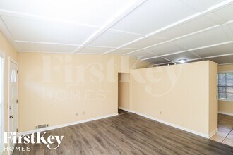 2450 Rolling View Dr in Smyrna, GA - Foto de edificio - Building Photo