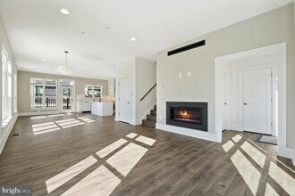 11300 Emerald Park Rd in Potomac, MD - Building Photo - Building Photo