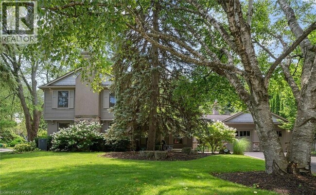 250 Dalewood Dr in Oakville, ON - Building Photo - Building Photo