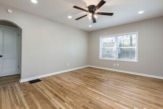 2220 Auburn Dr in Shively, KY - Building Photo - Building Photo