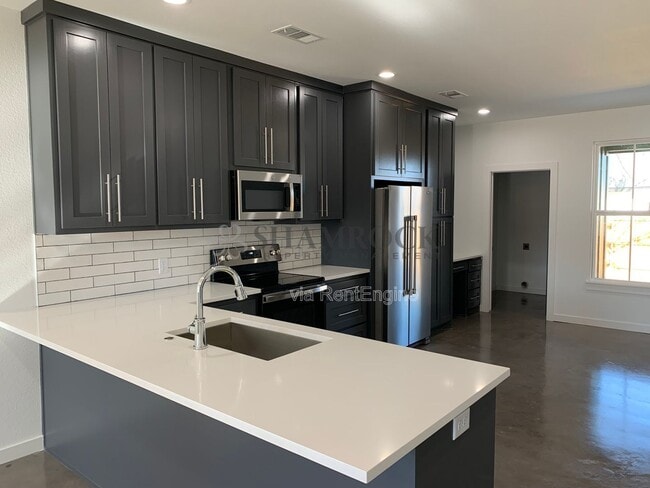 113 N Van Buren Ave in McGregor, TX - Building Photo - Building Photo