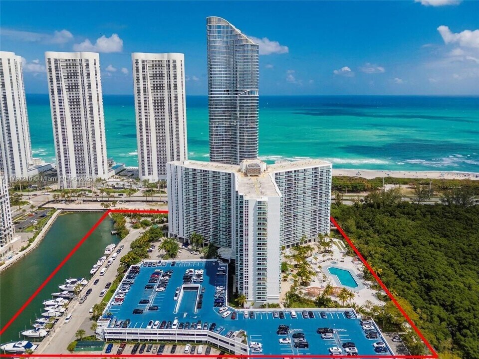 100 Bayview Dr in Sunny Isles Beach, FL - Building Photo