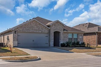 1924 Willow Crk Rd in Lancaster, TX - Building Photo - Building Photo