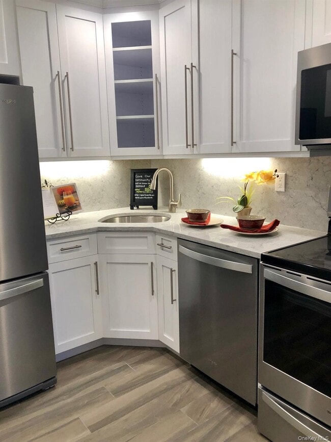 425 Newbridge Rd in East Meadow, NY - Building Photo - Building Photo