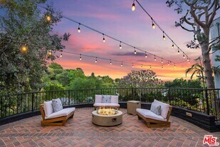 9305 Beverlycrest Dr in Beverly Hills, CA - Building Photo