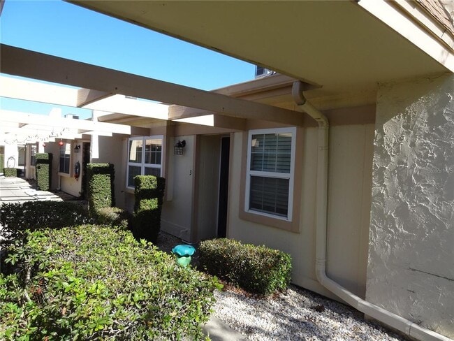 11135 Carriage Hill Dr in Port Richey, FL - Building Photo - Building Photo