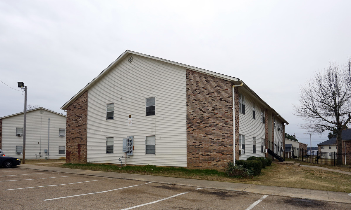 Lakeview Manor in Jackson, MS - Building Photo