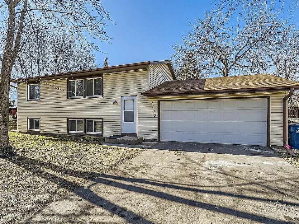 8935 Vinewood Ln N in Maple Grove, MN - Building Photo