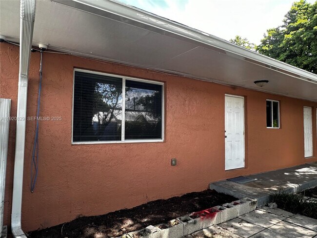 566 NW 95th St in Miami, FL - Building Photo - Building Photo