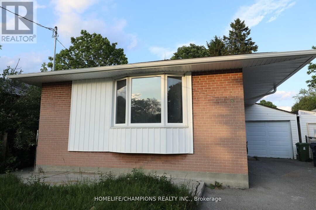 9 Stoney Creek Dr in Toronto, ON - Building Photo