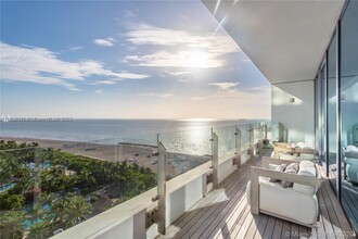 2901 Collins Ave, Unit # 1408 in Miami Beach, FL - Foto de edificio - Building Photo