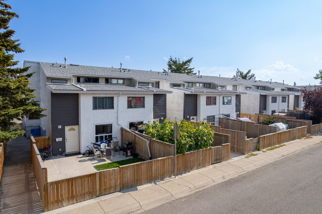 1208 43 St SE