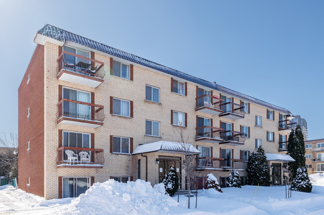666 Du Trait-Carré Ch in Laval, QC - Building Photo - Building Photo