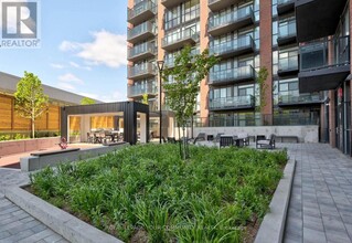 805-2300 ST CLAIR Ave in Toronto, ON - Building Photo - Building Photo