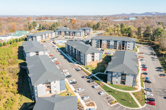 Eleven25 in Lynchburg, VA - Foto de edificio - Building Photo