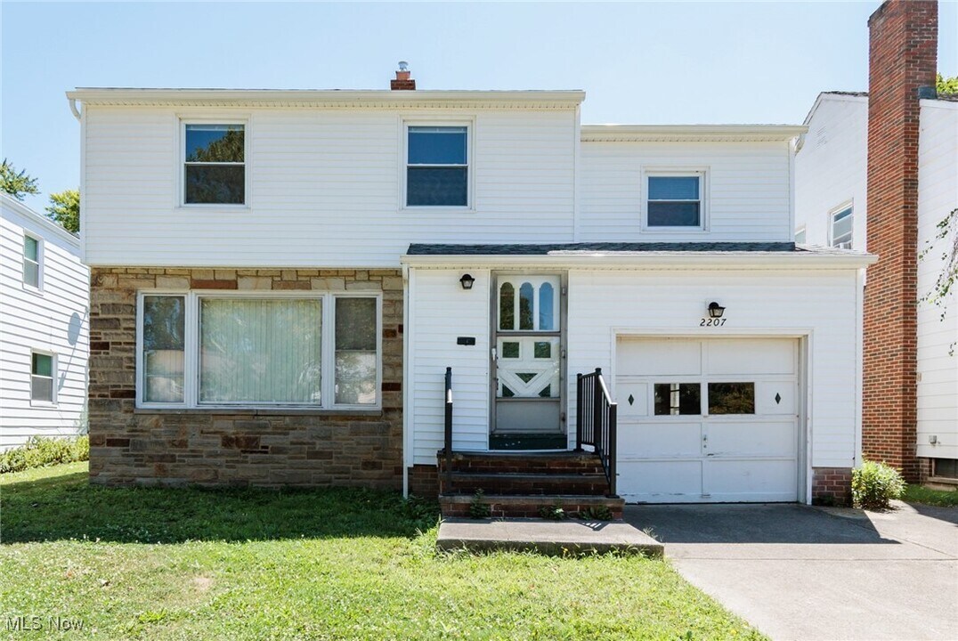 2207 Campus Rd in Beachwood, OH - Foto de edificio