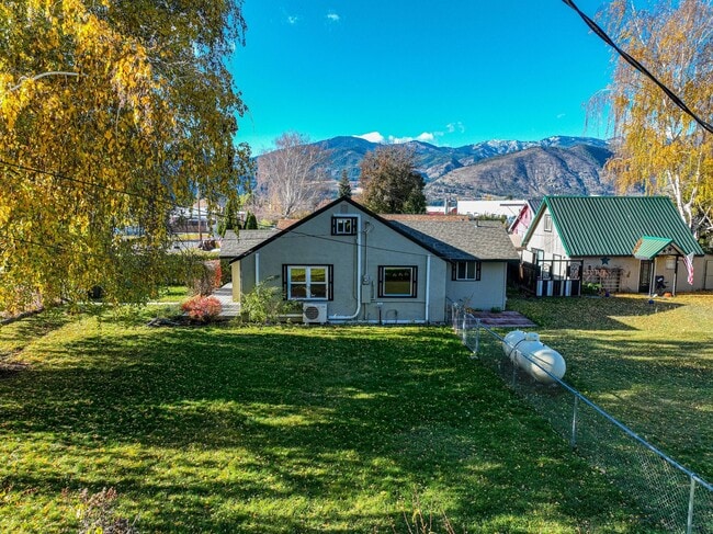 145 N Harris Ave in Manson, WA - Building Photo - Building Photo